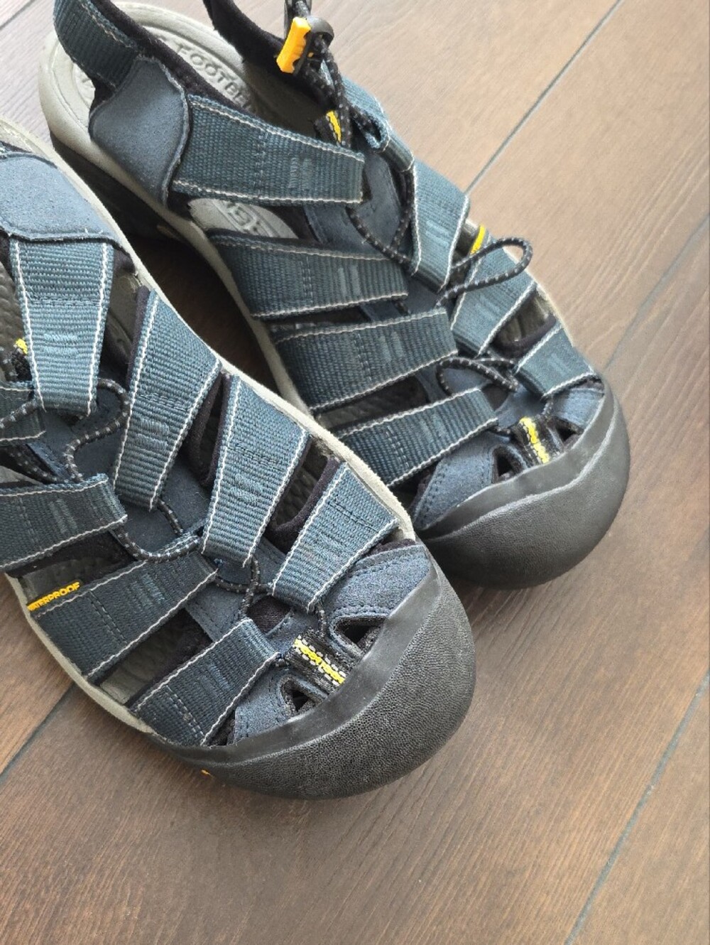 Keen men's closed-toe sport sandals in navy with yellow accents Size 9.5 - Picture 6 of 6